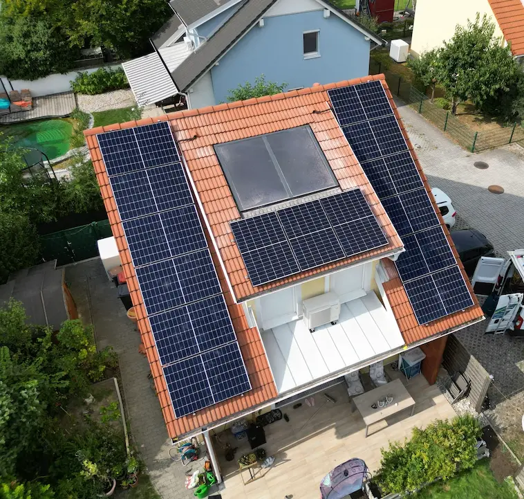 Haus mit Photovoltaikanlage von oben